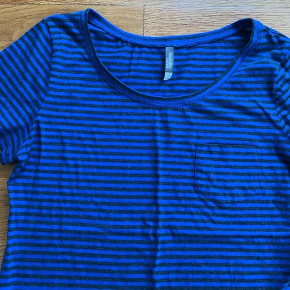 Charlotte Russe. Blue and Dark Gray Striped Top. Size Medium. - Picture 2 of 5